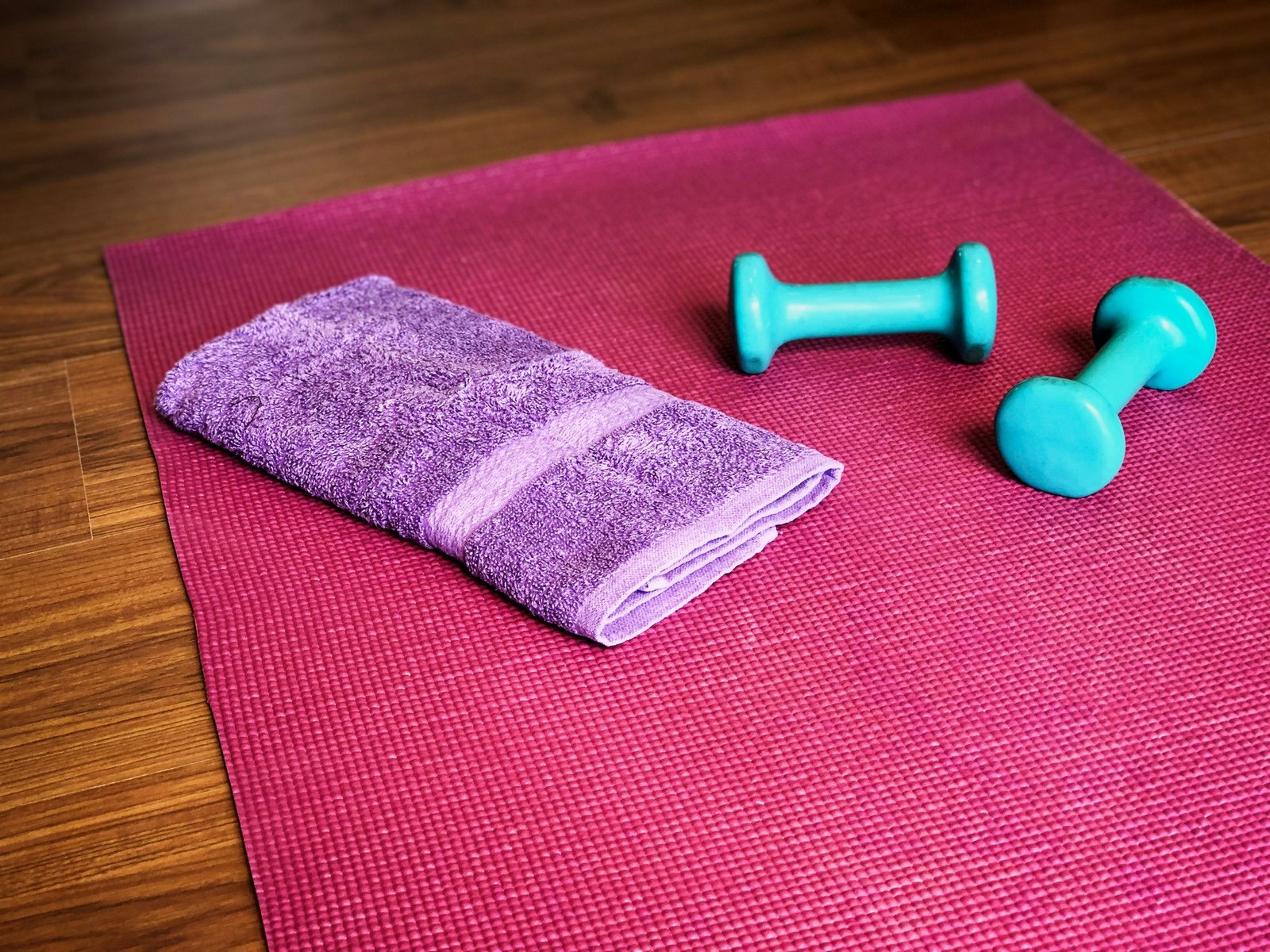 Flecken auf einer Yogamatte werden entfernt
