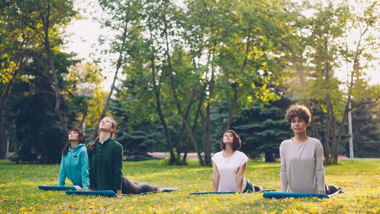 Yogamatte wird gelüftet und erfrischt