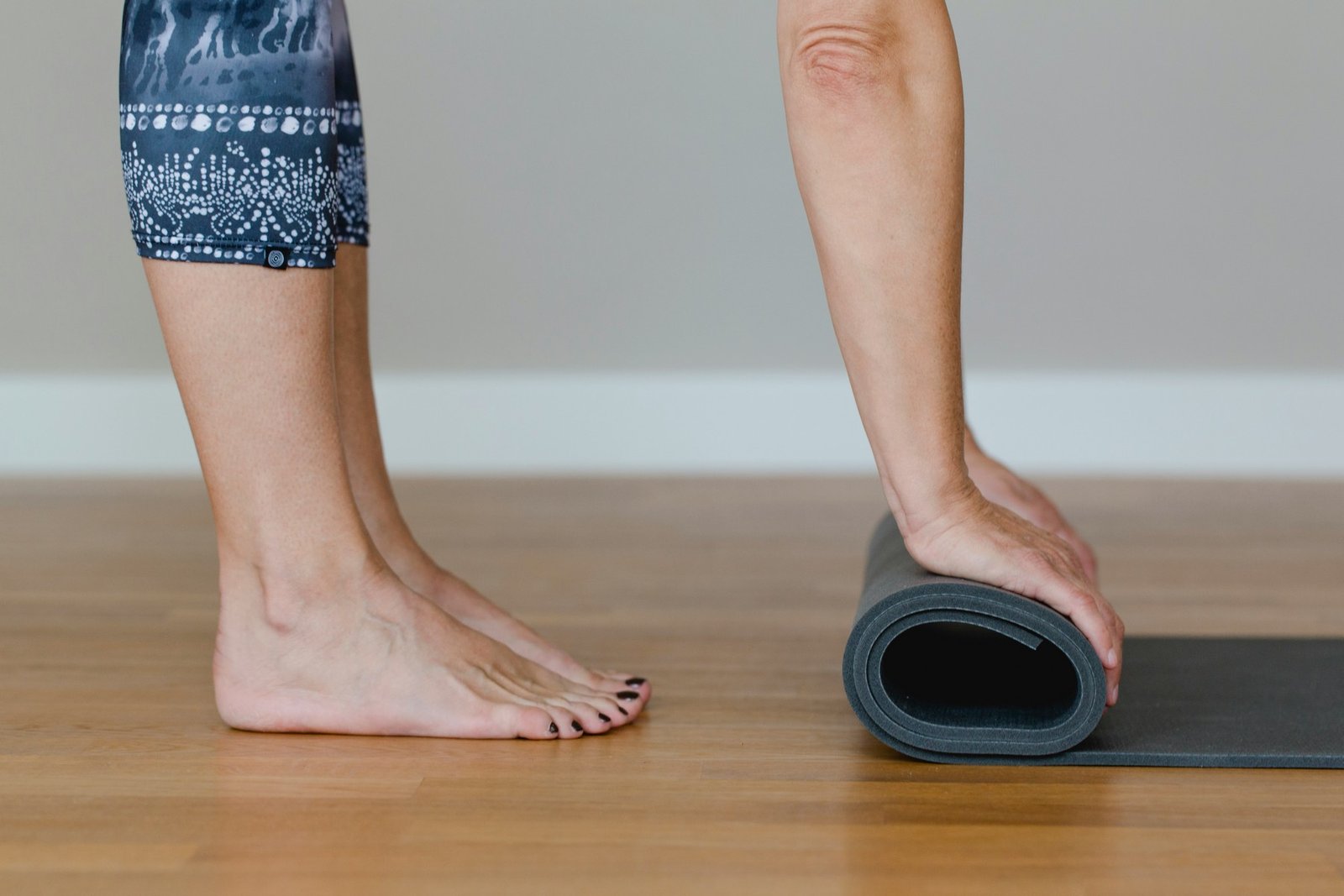 Aufgerollte Yogamatte wird gelagert