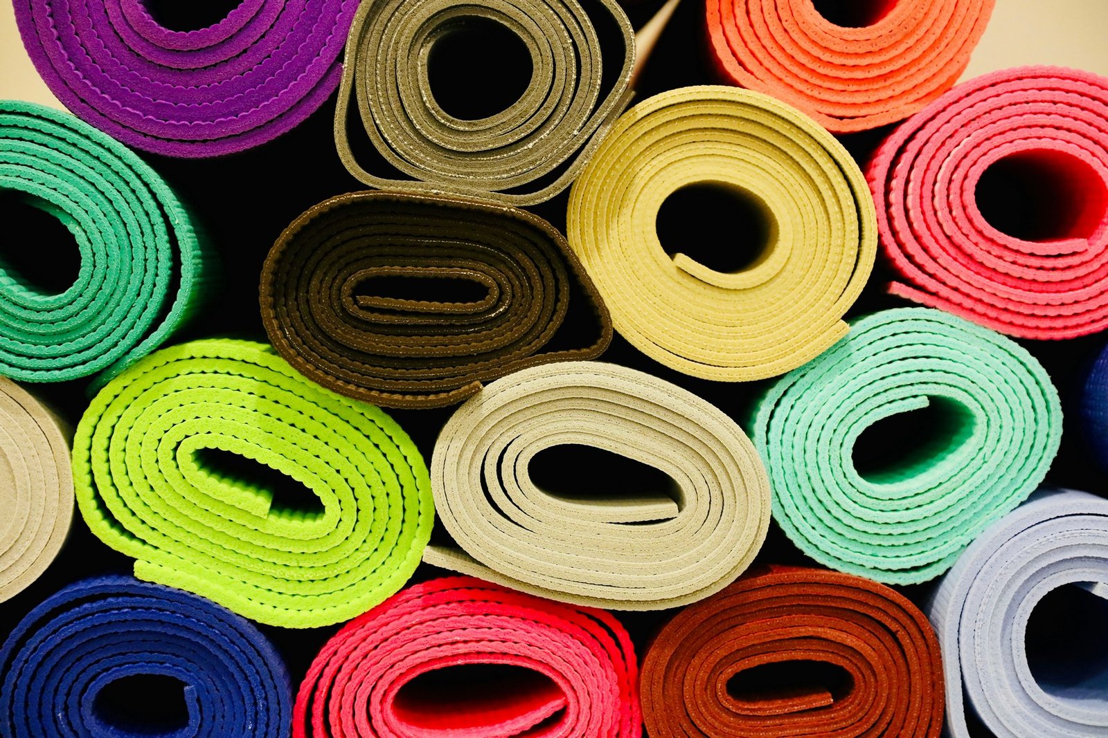 Verschiedene Yogamatten aus Kork und TPE