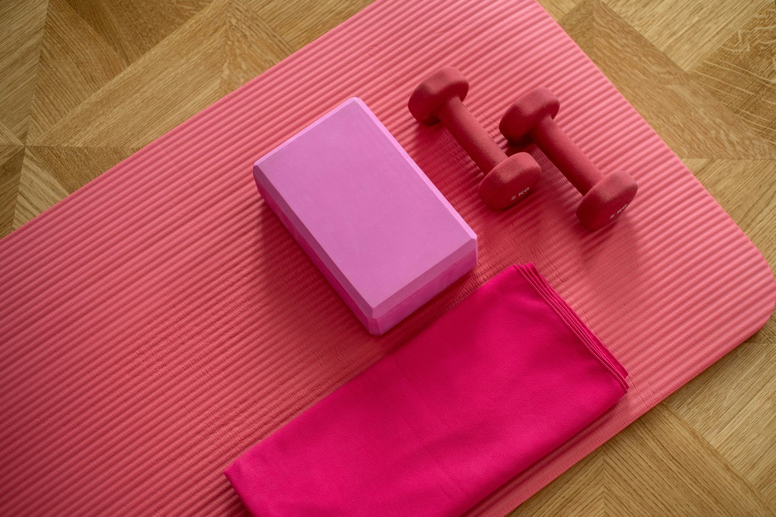 Sprühflasche mit Reiniger neben einer Yogamatte