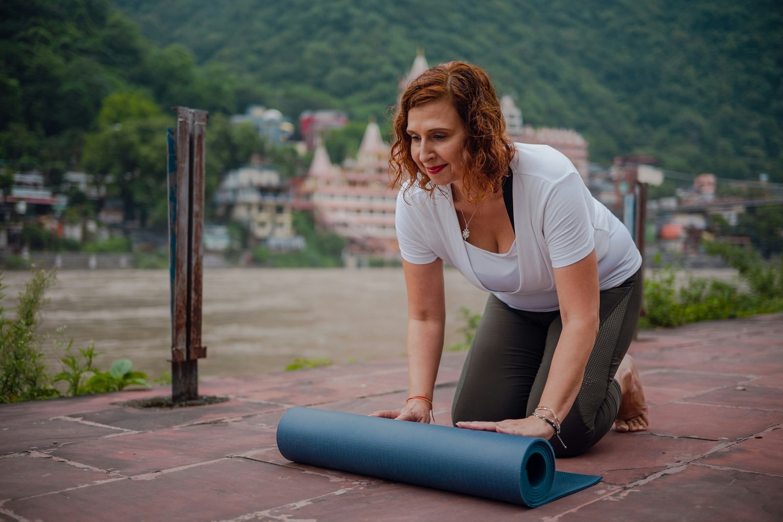 Yogamatte wird auf dem Boden gereinigt