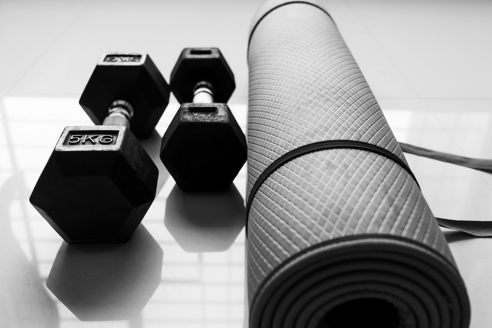 Yogamatte wird trocken abgewischt