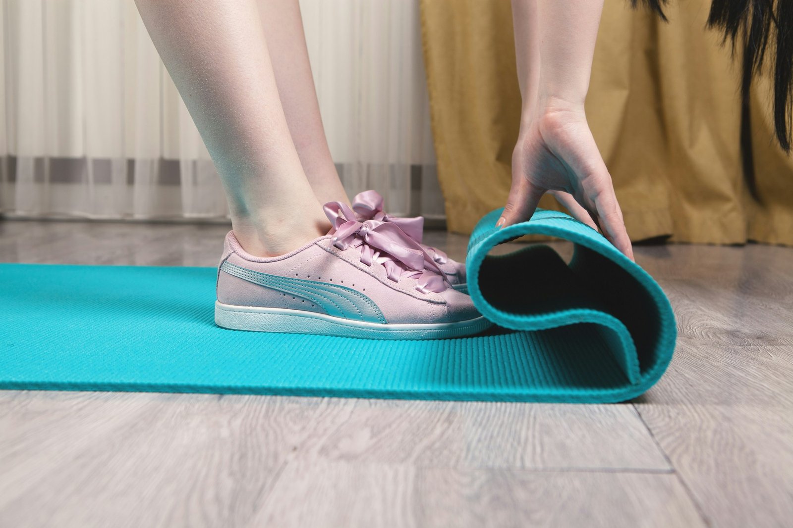 Yogamatte hängt zum Trocknen auf